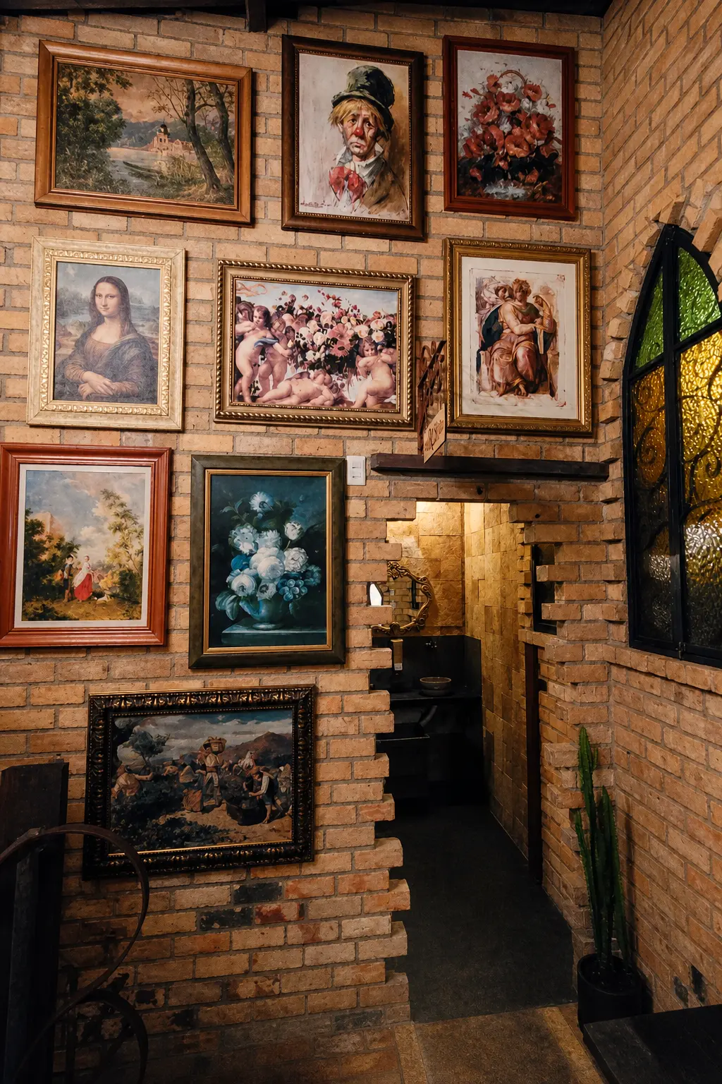Parede de tijolos com quadros clássicos emoldurados no Castelo Ávalon