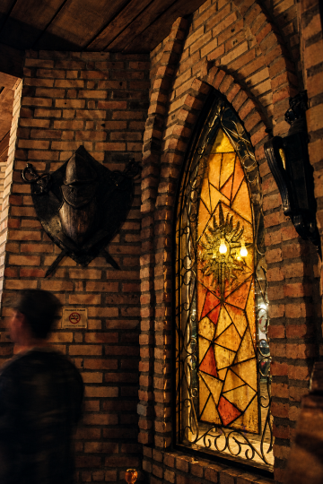 Vitral medieval iluminado emoldurado por tijolos e armadura