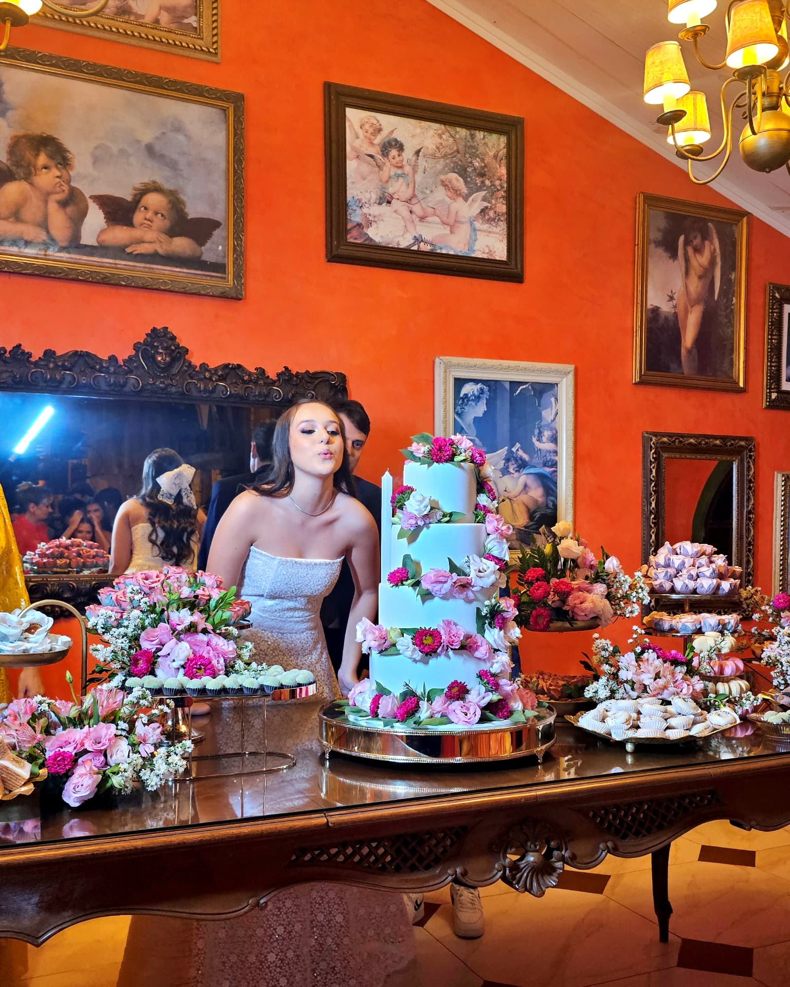 Mesa de bolo e doces na Sala dos Anjos
